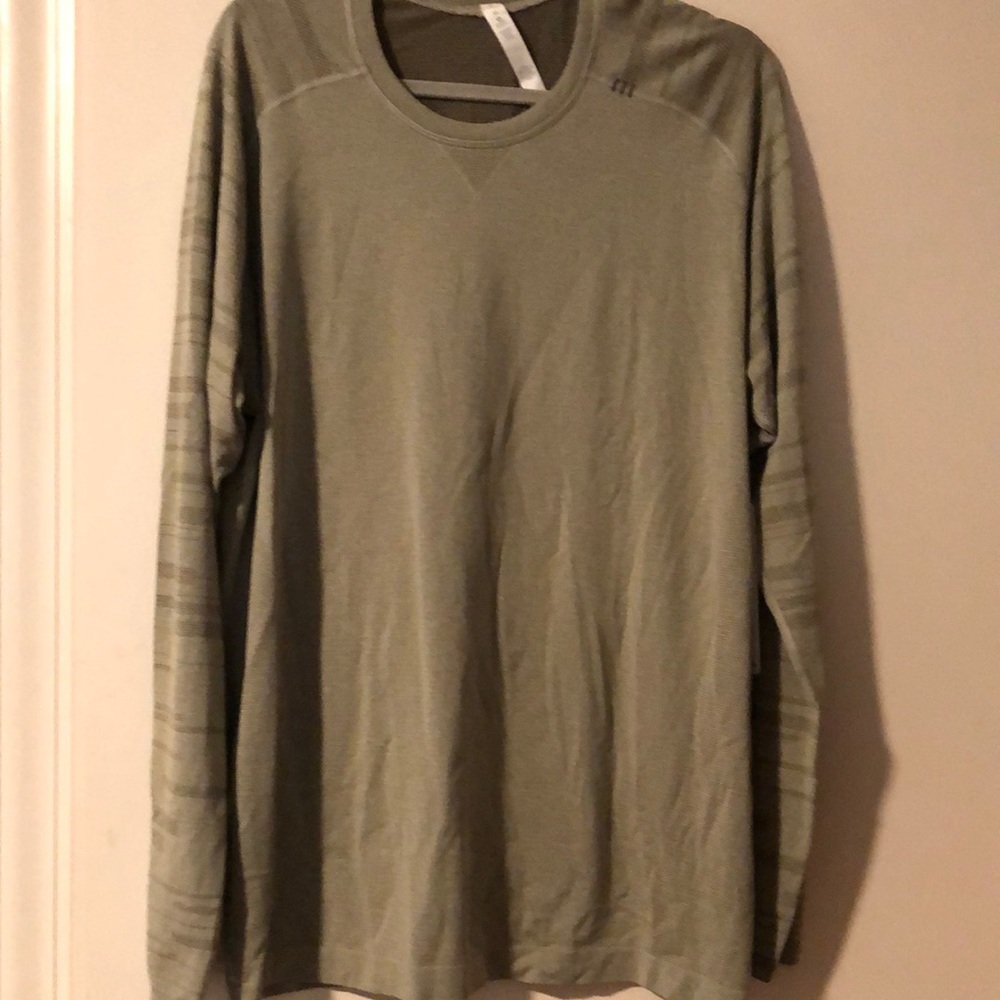 Lululemon Men’s workout shirt